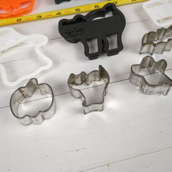 10 Wilton VTG Halloween Cookie Cutters Pumpkin Storage Container + 6 Metal 1996 - Picture 6 of 11